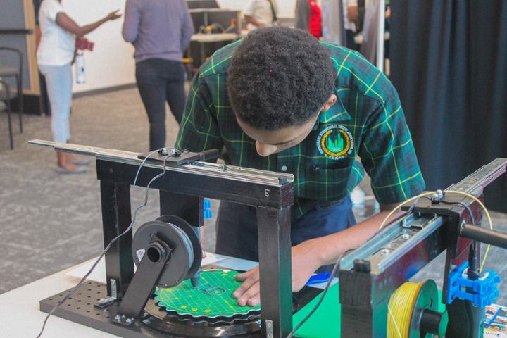 Middle school student using circular 3D printer
