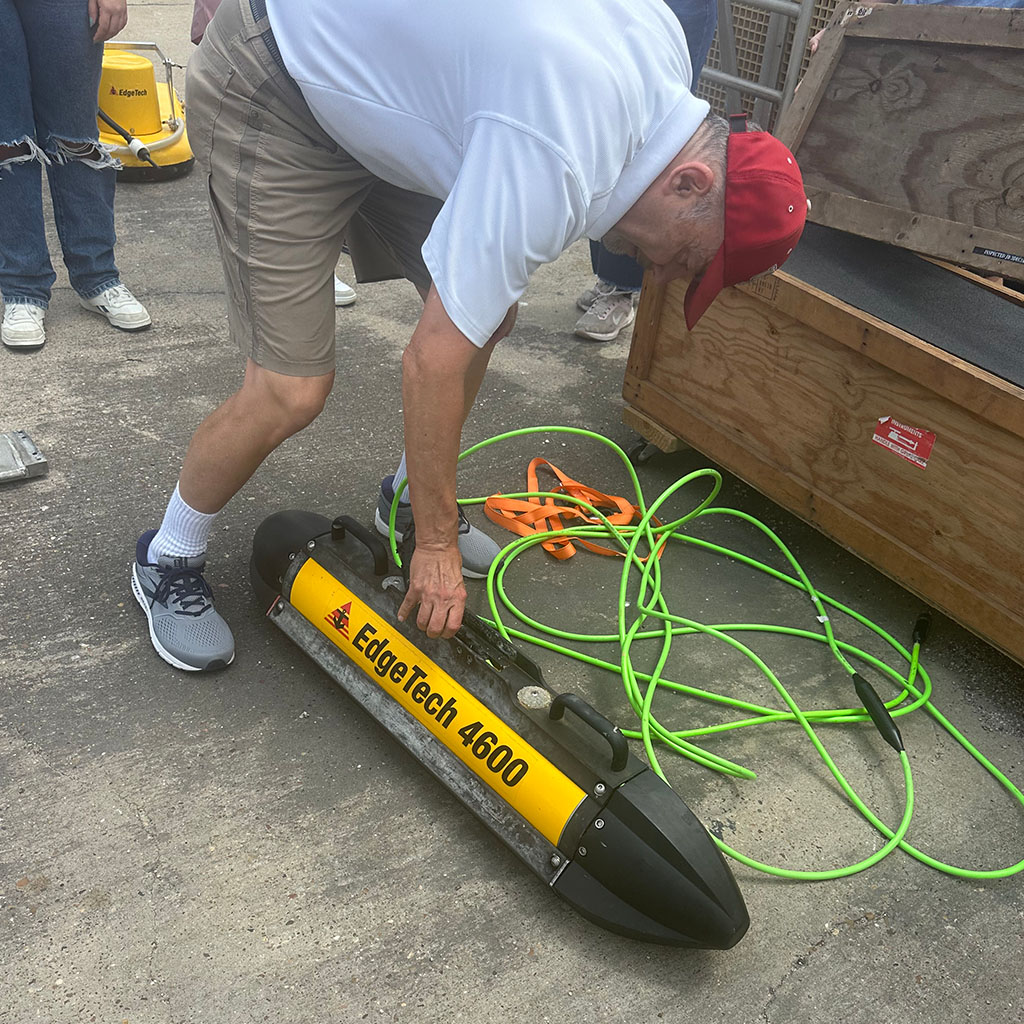 EdgeTech 4600: Side Sonar being unboxed from its container and assembled by Dr. Sager.