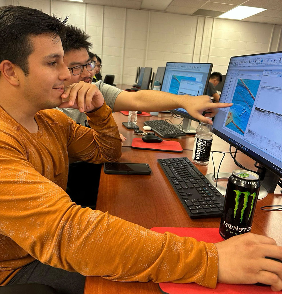 Anson Chen helping Jhonathan Argueta with creating chirp sonar profiles.