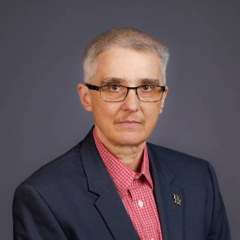 marcom headshot claudia neuhasuser